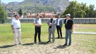 Amasya Belediyesi, futbol sahasının zeminini yeniliyor