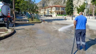 Amasya Belediyesi'nin çevre temizliği sürüyor