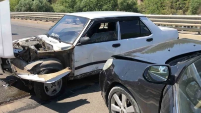 Amasya'da 2 otomobil çarpıştı: 1'i çocuk 3 yaralı