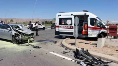 Ambulansla otomobil çarpıştı: 3'ü sağlık personeli 6 yaralı