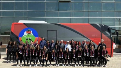 Bakan Güler ve Bakan Göktaş'tan kadın futbol takımına otobüs desteği