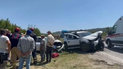 İki otomobil kafa kafaya çarpıştı: 5 yaralı