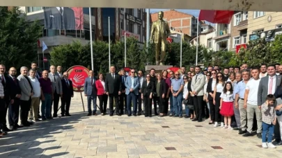 CHP Merzifon İlçe Teşkilatı Atatürk Anıtına Çelenk Sundu