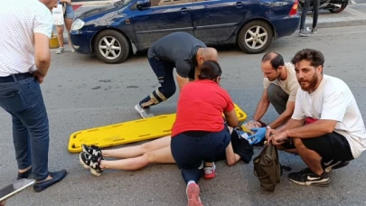 Cipin açılan kapısına çarpan motosiklet sürücüsü saniyelerle ölümden döndü