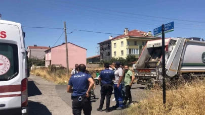 Çöp kamyonuyla halk otobüsü çarpıştı: Temizlik işçisi yaralandı