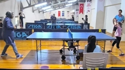 Doruk, Sporcularla Masa Tenisi Oynadı