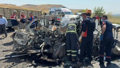 Düğün yolunda pikap ve tır kafa kafaya çarpıştı: 4 ölü, 1 yaralı