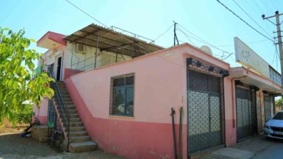 Elektrik direğinden kopan tel demir kapıya düştü, akıma kapılan adam yaralandı