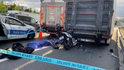 Emniyet şeridinde duran kamyonete motosiklet arkadan çarptı: 1 ölü