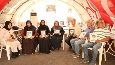 Evlat nöbetindeki babadan oğluna sitem: "Elindeki kalemi aldılar, kalem yerine silah verdiler. Kime karşı, bana karşı"