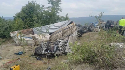 Feci kaza: Tır otomobili sürükleyerek devrildi, 2 ölü 2 yaralı