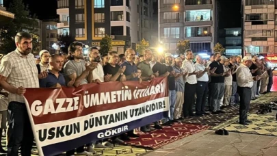 Hz. Ömer Camii'nde Eller Gazze İçin Semaya Kalktı
