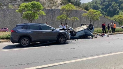 İki otomobil kavşakta çarpıştı: 1 ölü, 6 yaralı