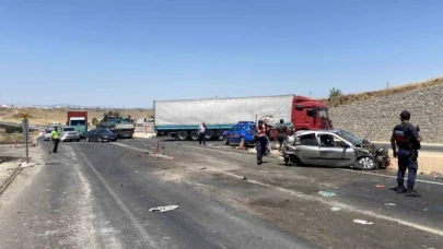 İki tır ile otomobil çarpıştı: 1 ölü, 4 yaralı