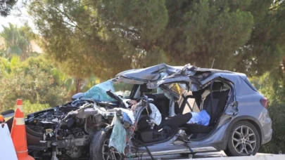 Kamyonetten düşen malzemeyi almak için geri giderken faciaya sebep oldu: 1 ölü, 1 yaralı