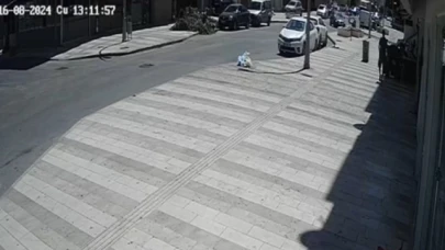 Kaza yapan motosiklet, aracın altından güçlükle çıkarıldı
