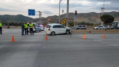 Kırmızı ışık ihlali trafik kazasına neden oldu, 2'si çocuk 4 kişi yaralandı