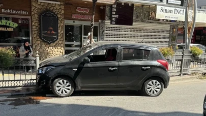 Kontrolden çıkan otomobil demir parmaklıklara çarptı