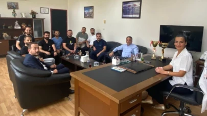 Köroğlu, Hastane Takımına Kupalarını takdim etti