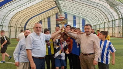 Kur'an Kursu Öğrencilerine Kupa ve Madalyaları Verildi