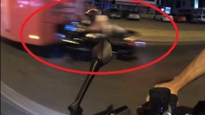 Motosiklet sürücüsü belediye otobüsüne çarptı: O anlar kamerada