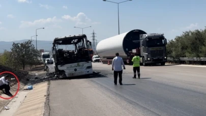 Otobüs alevlere teslim oldu: Yangın otluk alana sıçradı, 41 yolcu tahliye edildi