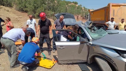Otomobil ile kamyon çarpıştı: 2 ölü