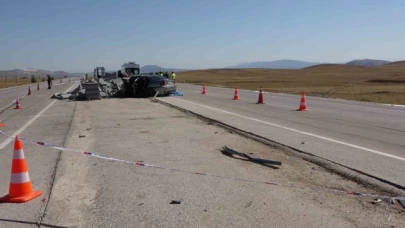 Otomobil, refüj yapımı için bırakılan bordür taşı yığınına çarptı: 2 ölü, 1 yaralı