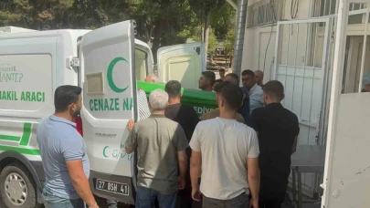 Park halindeki araca çarpan motosikletli genç hayatını kaybetti
