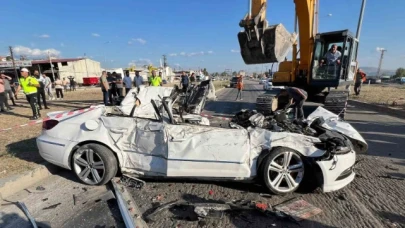 Suluova'da otomobil kırmızı ışıkta bekleyen araçların arasına daldı: 1 ölü, 3 ağır yaralı