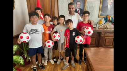 Suluova’da topları kesilen çocuklar soluğu Uzun’un yanında aldı