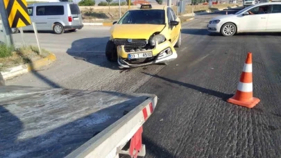 Ticari taksi ile otomobilin çarpıştığı kazada 2 kişi yaralandı