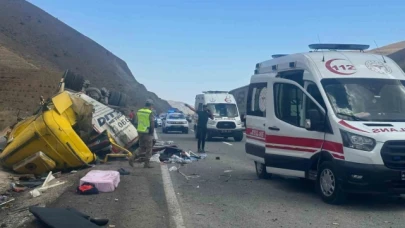 Tır ile otomobil çarpıştı: 4 ölü, 2 yaralı