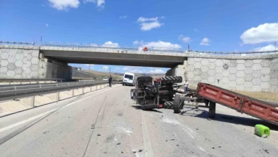 Traktör ile minibüs çarpıştı: 1 yaralı