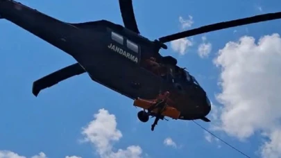 Uçurumdan yuvarlanan off-road tutkunu 2 kişi, yaralı olarak helikopterle kurtarıldı