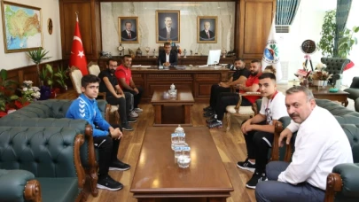 Uzun, başarılı güreşçileri misafir etti