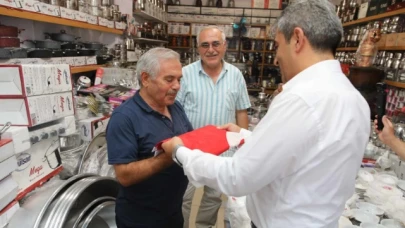 Uzun, Esnafa Türk Bayrağı Dağıttı