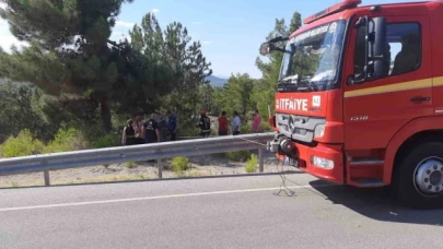 Yoldan çıkan araç ağaca çarparak durabildi: 1 ölü, 2 yaralı