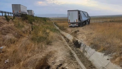 Yoldan çıkan tır tarlaya girdi: 1 yaralı