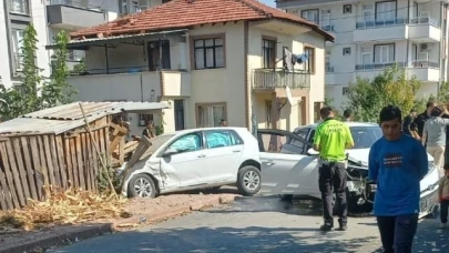 2 otomobil çarpıştı, 4 kişi yaralandı