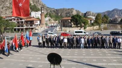 Amasya'da Eğitimciler Atatürk Anıtı'na Çelenk Sundu