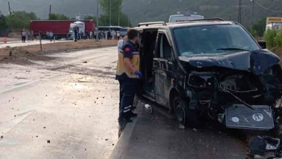 Amasya'da 2 tır ve panelvan minibüs zincirleme kazaya karıştı: 4 yaralı