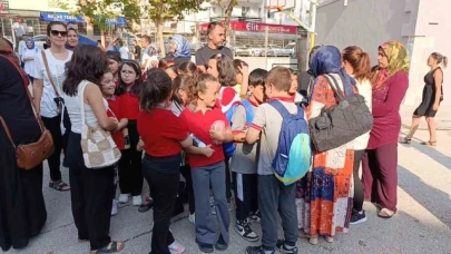 Amasya'da öğretmenleri değişen öğrenciler ve velilerinden okul bahçesinde protesto