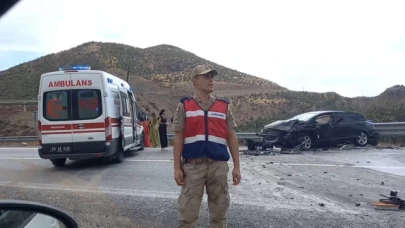 Araçlar kafa kafaya çarpıştı: 8 yaralı