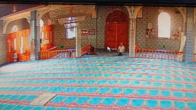 Camiye girip yardım paralarını çaldı, namaz kılanı görünce cami görevlisi rolüne girdi