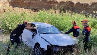 Direksiyon hakimiyetini kaybedip dereye uçtu: 1 ölü
