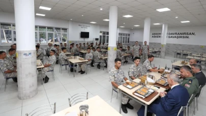 Doruk, Üs Komutanlığı'nda Mehmetçikle bir araya geldi