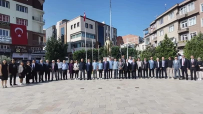 Eğitim Camiası Atatürk Anıtı'na Çelenk Sundu