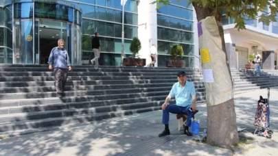 Emekli astsubaydan belediyenin önünde oturma eylemi