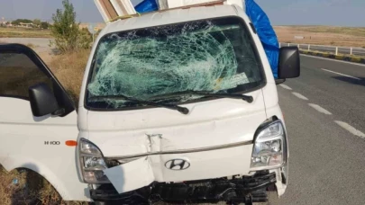 Eşya yüklü kamyonet kaza yaptı: 2 yaralı